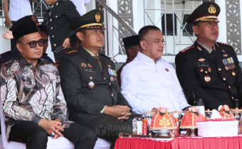 Ketua Bawaslu Kota Palu, Agussalim Wahid (satu di kiri), hadiri Upacara Peringatan Hari Ulang Tahun (HUT) Bhayangkara ke-80 digelar di halaman Kantor Walikota Palu, Rabu (1/7/2026) pagi.