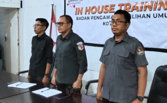 Melalui rapat internal Bawaslu Kota Palu menegaskan kedisiplinan aparatur dalam rapat internal di sekretariat Bawaslu Kota Palu. Fokus utama rapat adalah memastikan seluruh staf mematuhi aturan jam kerja, jadwal piket, serta kewajiban administrasi yang menjadi dasar kelancaran tugas pengawasan di  Bawaslu Kota Palu.