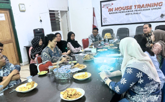 Telaah staf dipandang sebagai instrumen penting dalam mendukung pengambilan keputusan di lembaga pengawas pemilu.