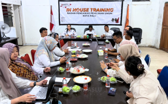 Rapat internal yang dihadiri oleh Kepala Bagian Penanganan Pelanggaran dan Penyelesaian Sengketa Proses Pemilu Bawaslu Provinsi Sulawesi Tengah, Mochamad Haritsyah bersama seluruh jajaran staf secretariat Bawaslu Kota Palu