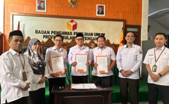 Wujud Komitmen Peningkatan Kinerja, Komisioner Bawaslu Kota Palu Tanda Tangan IKU Pengawas Pemilu